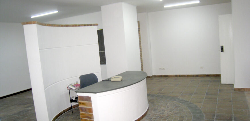 VENTA OFICINA PRIMER PISO 81.80 M2 + TERRAZA 10.91 M2 CHICO LAGO